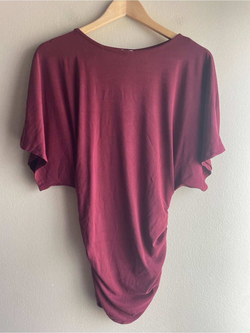 New OGL Effortless Boatneck Batwing Sleeve Side Ruched Top Burgundy Size Large